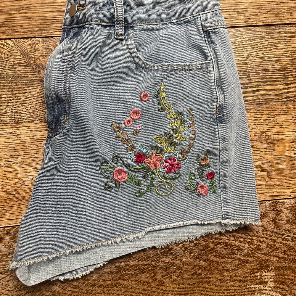 ROMWE Blue Jean Shorts with Floral Embroidery - Picture 3 of 6